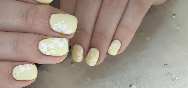 Nude manicure with soft natural tones and elegant look