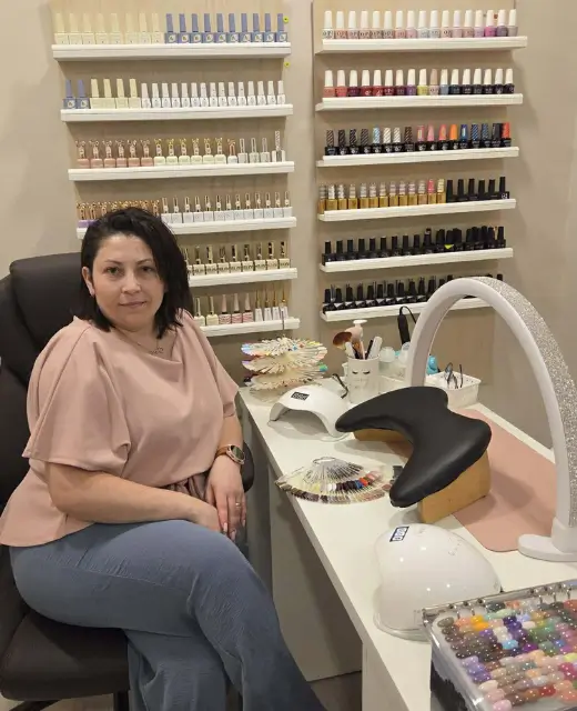 Professional nail technician in Winnipeg working in salon – OziGlam & Beauty manicure service
